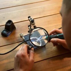 VONROC Terza Mano Per Saldatura Con Lente D'ingrandimento. Incl. 2 Bracci Regolabili, Piede Pesante E Vassoio Di Raccolta 9 VONROC Terza Mano Per Saldatura Con Lente D'ingrandimento. Incl. 2 Bracci Regolabili, Piede Pesante E Vassoio Di Raccolta -ProSald Italia 35938193 4